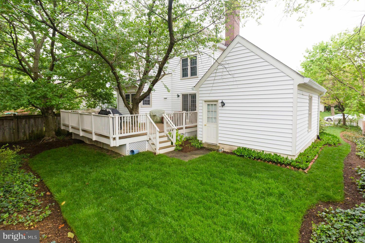 6524 Summerton Way Springfield, VA 22150 - Photo 3 of 30 Exterior (Rear)