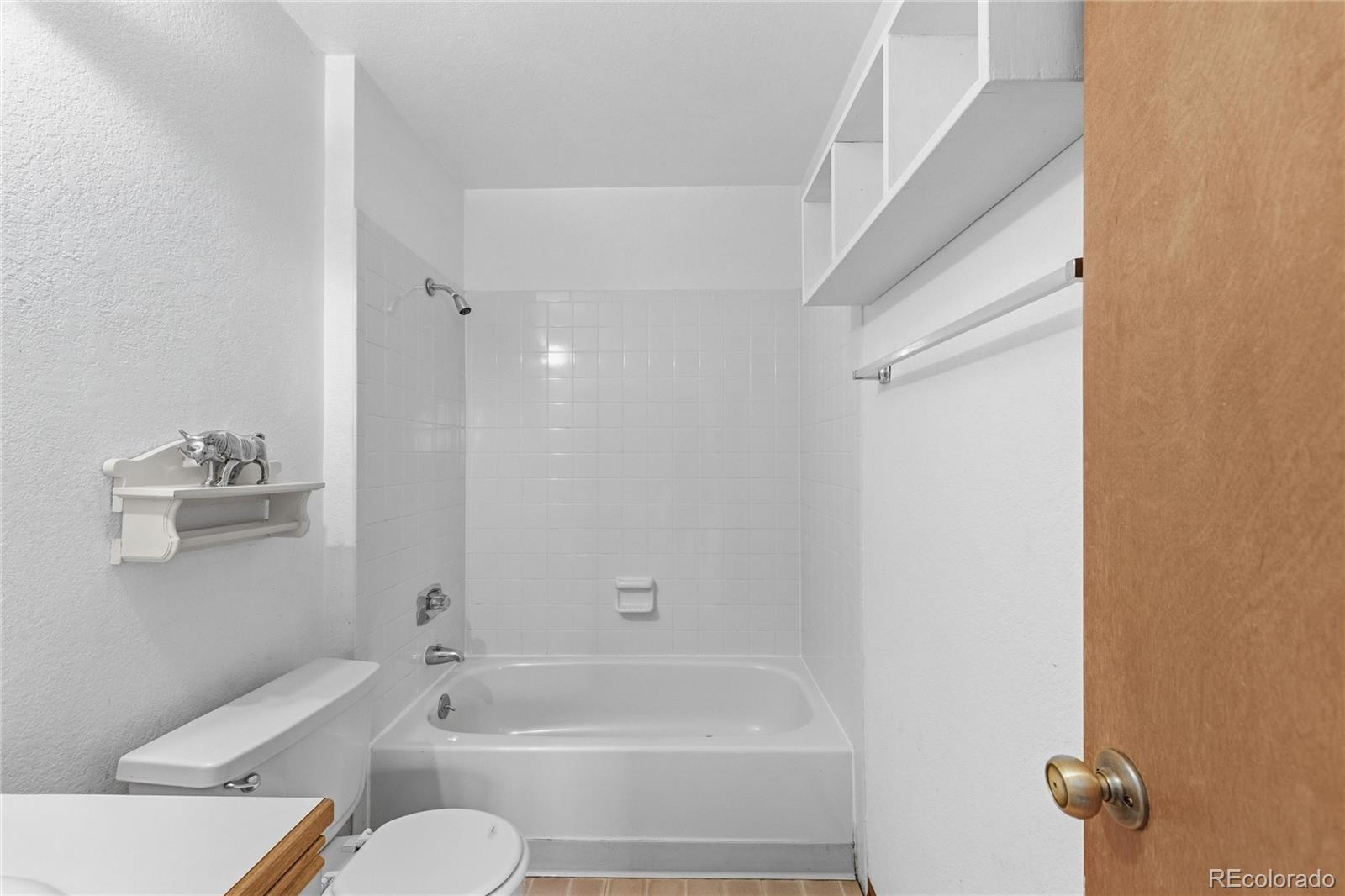 5510 Stonewall Place, Unit 24 Boulder, CO 80303 - Photo 22 of 30 a bathroom with a toilet and a bathtub