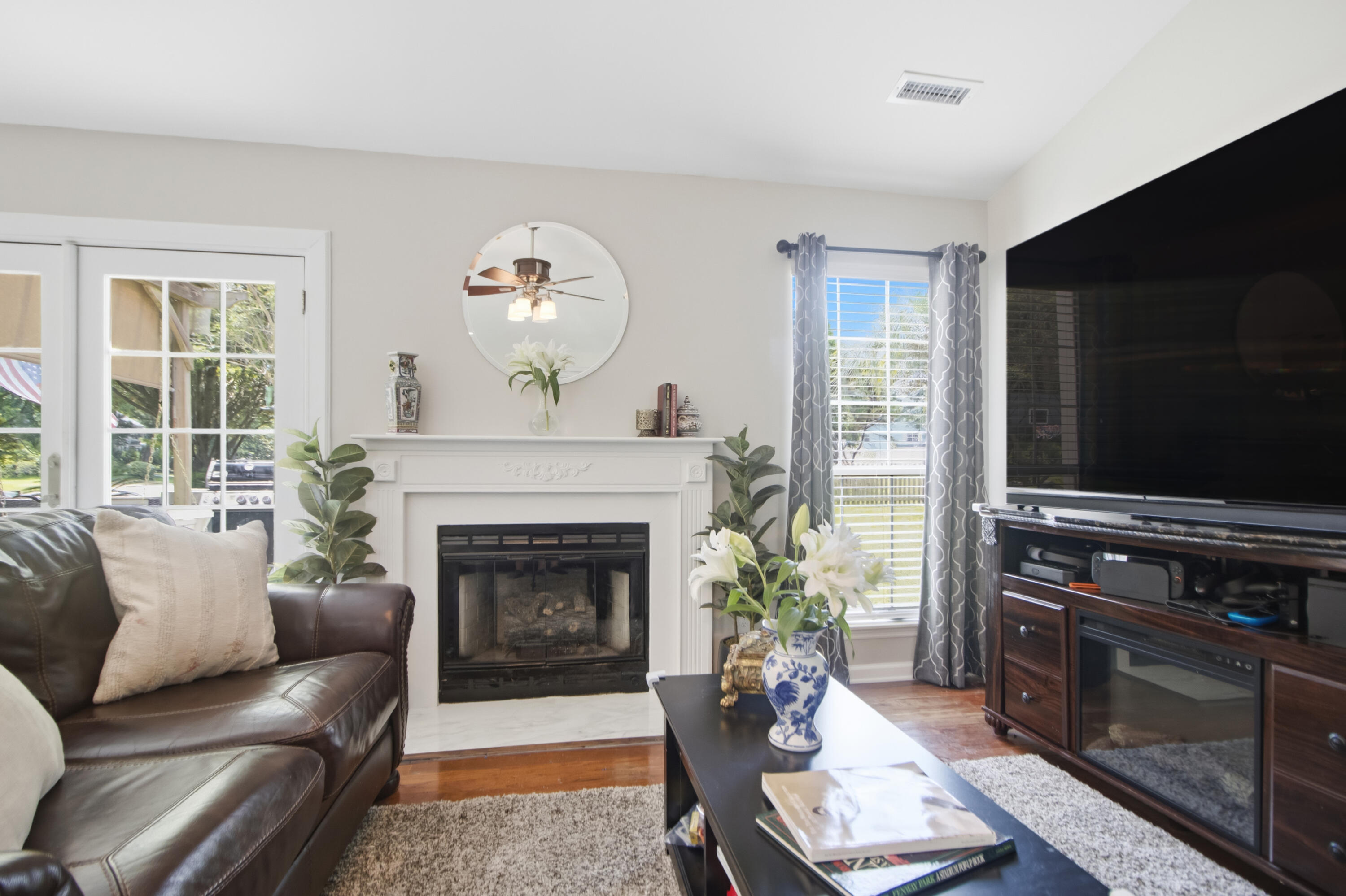 300 Spring Hill Lane Mount Pleasant, SC 29464 - Photo 6 of 21 Living Room