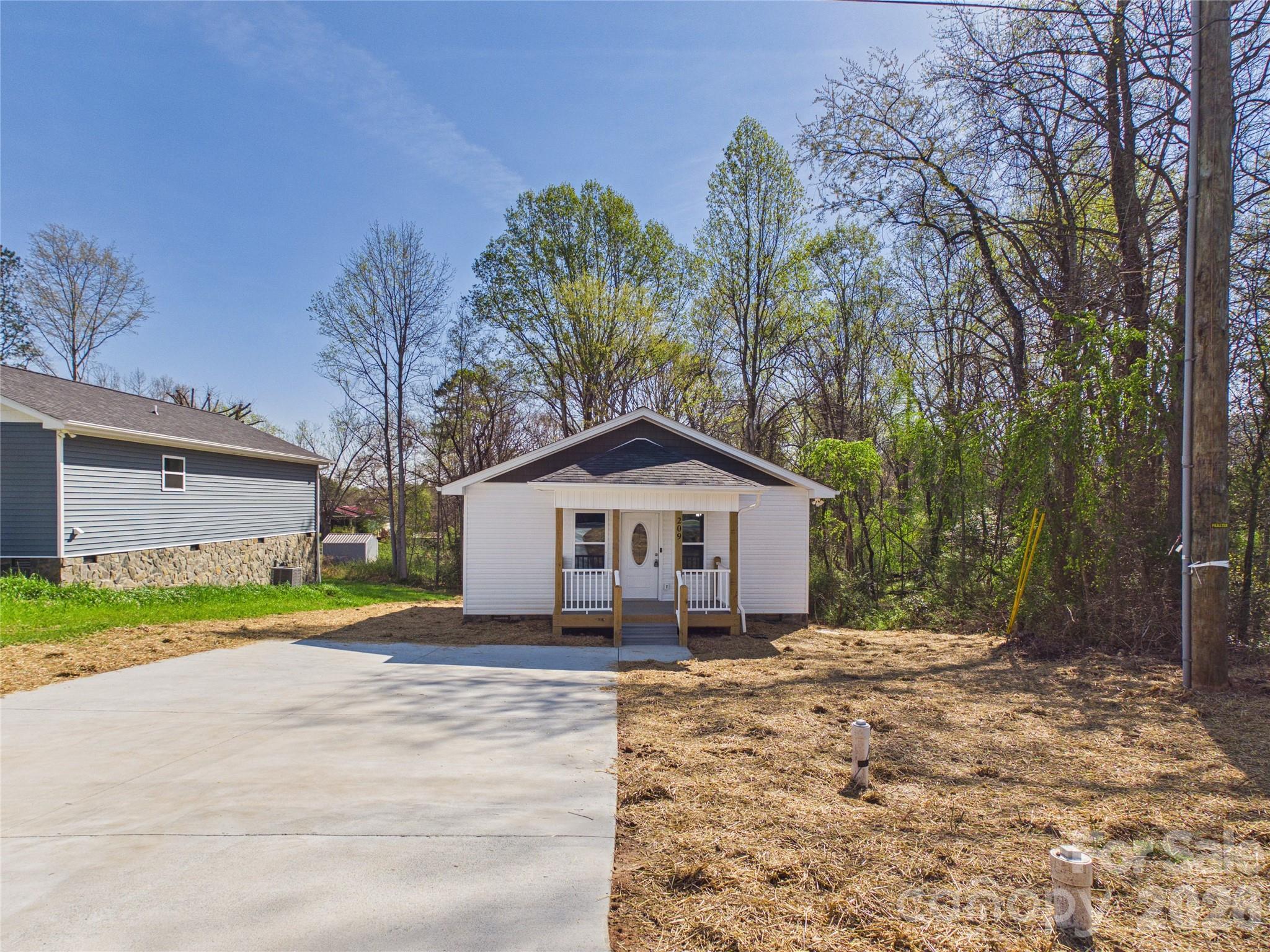 209 Hauss Ridge Road Southeast Valdese, NC 28690 - Photo 5 of 38 Gallery Image 5