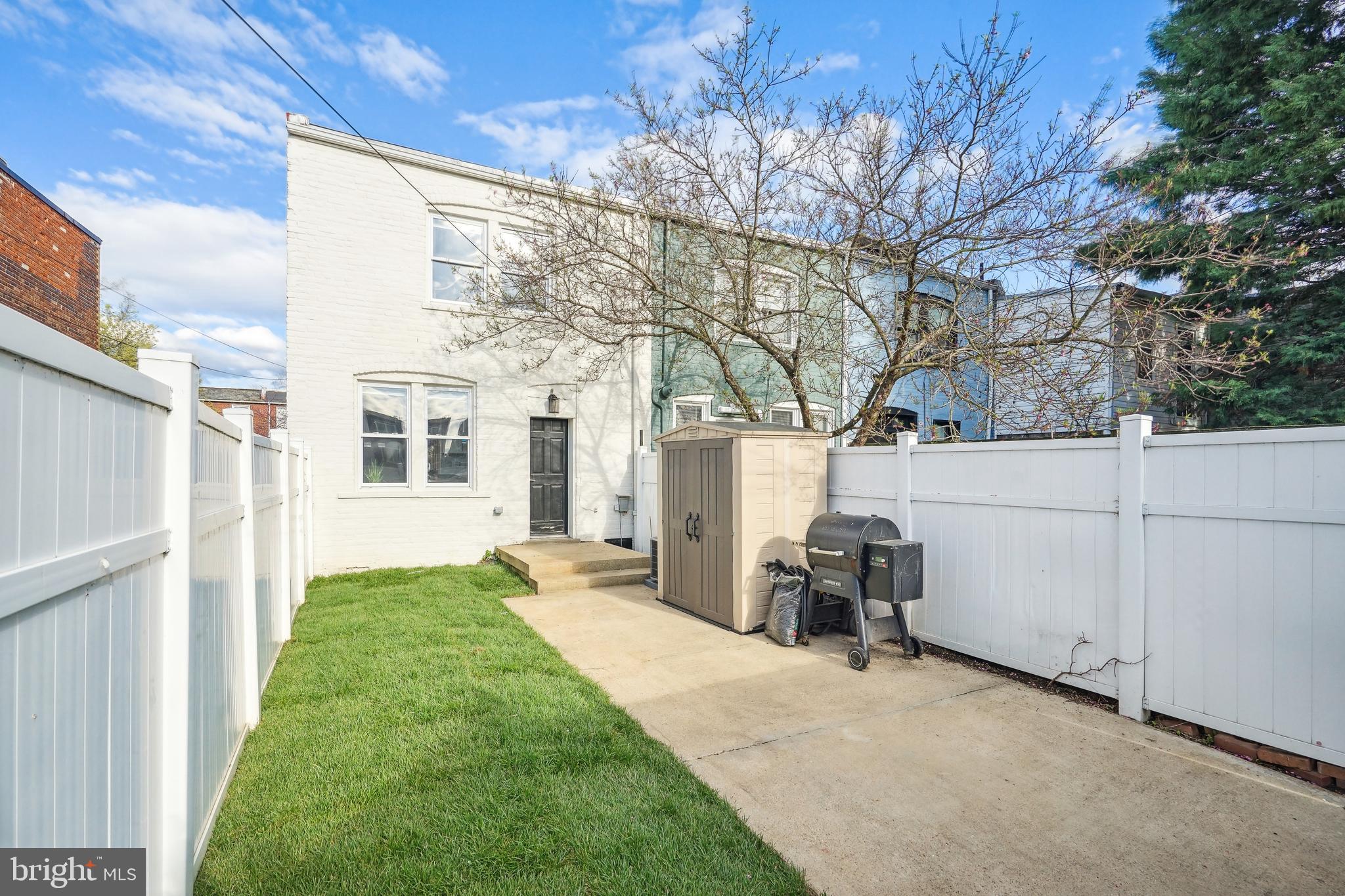 325 17th Street Southeast Washington, DC 20003 - Photo 14 of 32