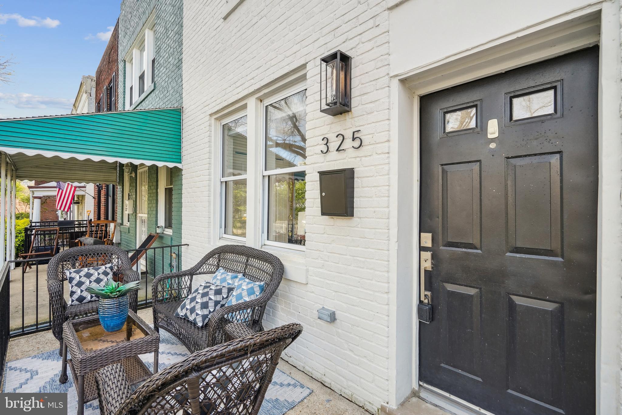 325 17th Street Southeast Washington, DC 20003 - Photo 4 of 32