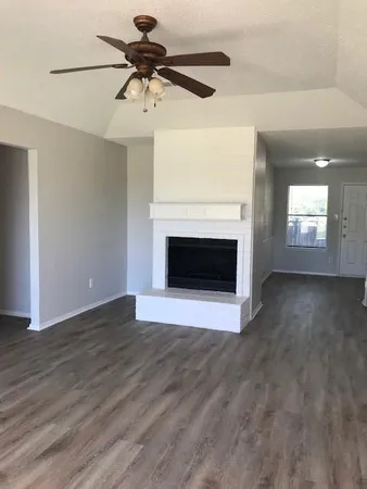 $1,595 | 429 Signal Hill Court North, Fort Worth, TX 76112