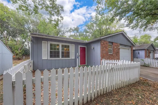 $180,000 | 11324 West 77th Terrace, Shawnee, KS 66214