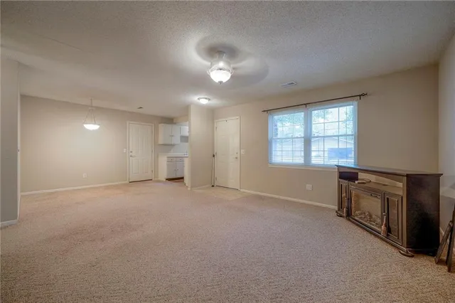 $180,000 | 11324 West 77th Terrace, Shawnee, KS 66214