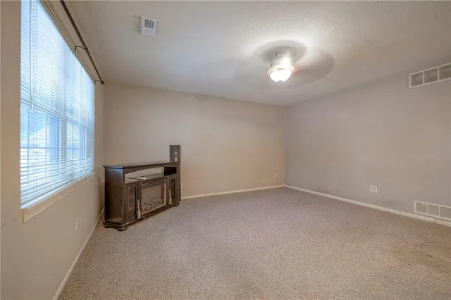 $180,000 | 11324 West 77th Terrace, Shawnee, KS 66214