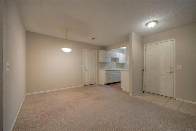 $180,000 | 11324 West 77th Terrace, Shawnee, KS 66214