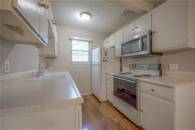 $180,000 | 11324 West 77th Terrace, Shawnee, KS 66214