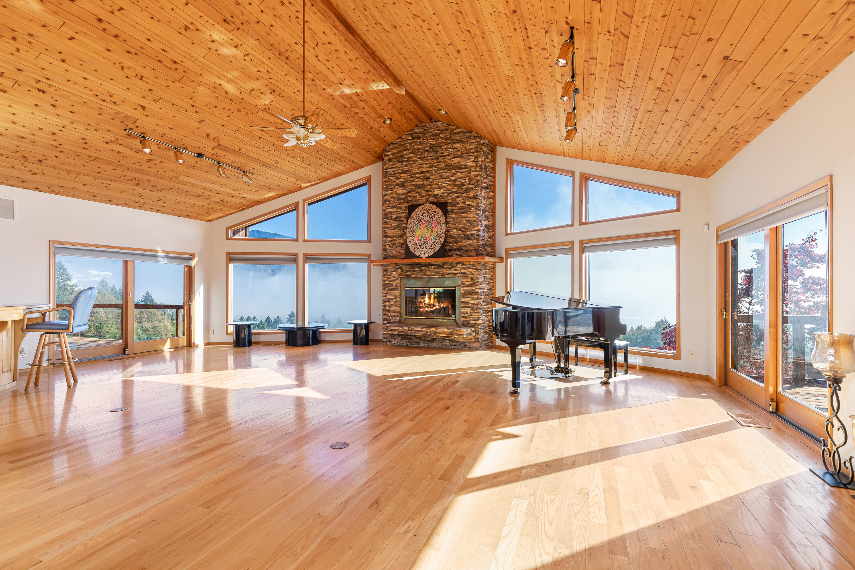 6380 Tunnel Loop Road Grants Pass, OR 97526 - Photo 12 of 83 Great Room