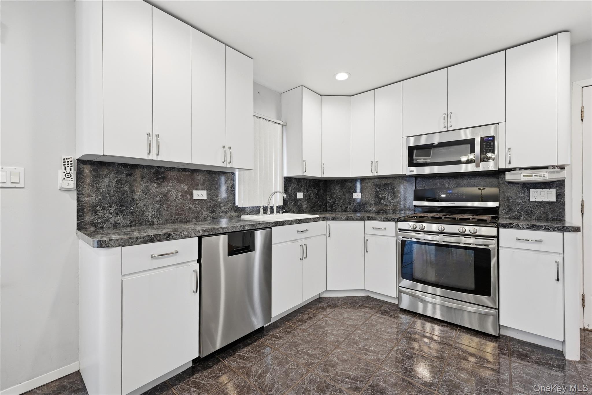 22 Randal Drive Bethpage, NY 11714 - Photo 11 of 27