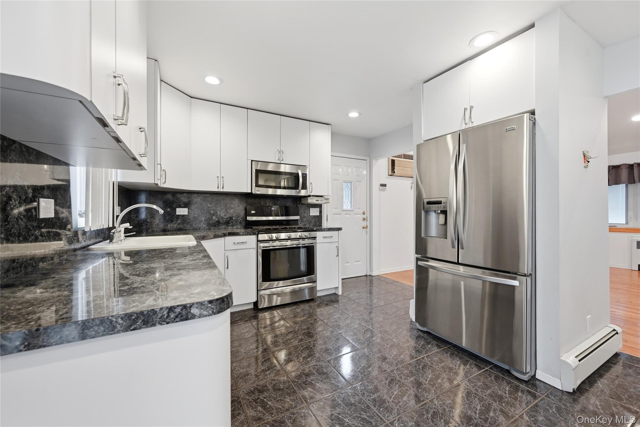 22 Randal Drive Bethpage, NY 11714 - Photo 12 of 27