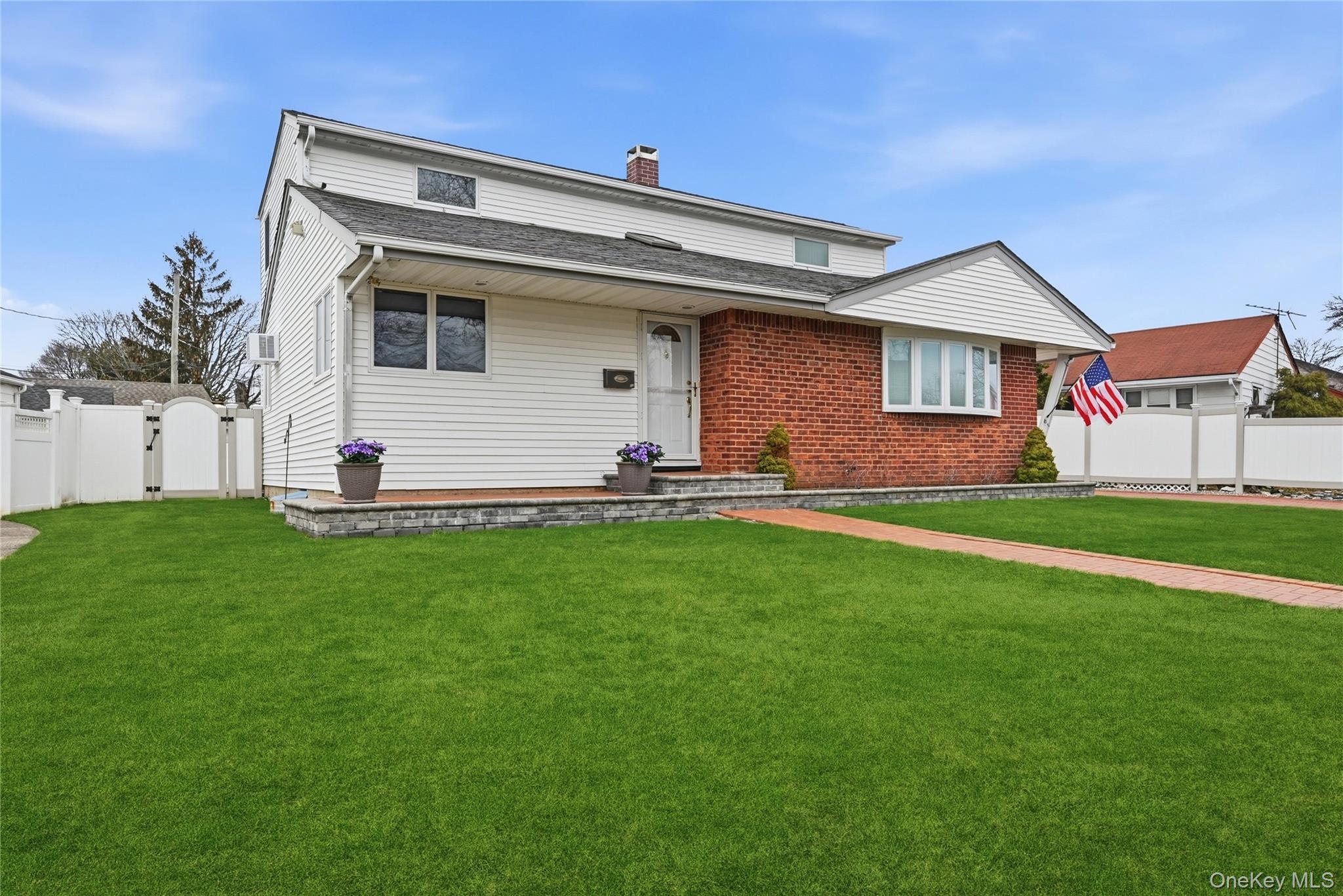 22 Randal Drive Bethpage, NY 11714 - Photo 4 of 27