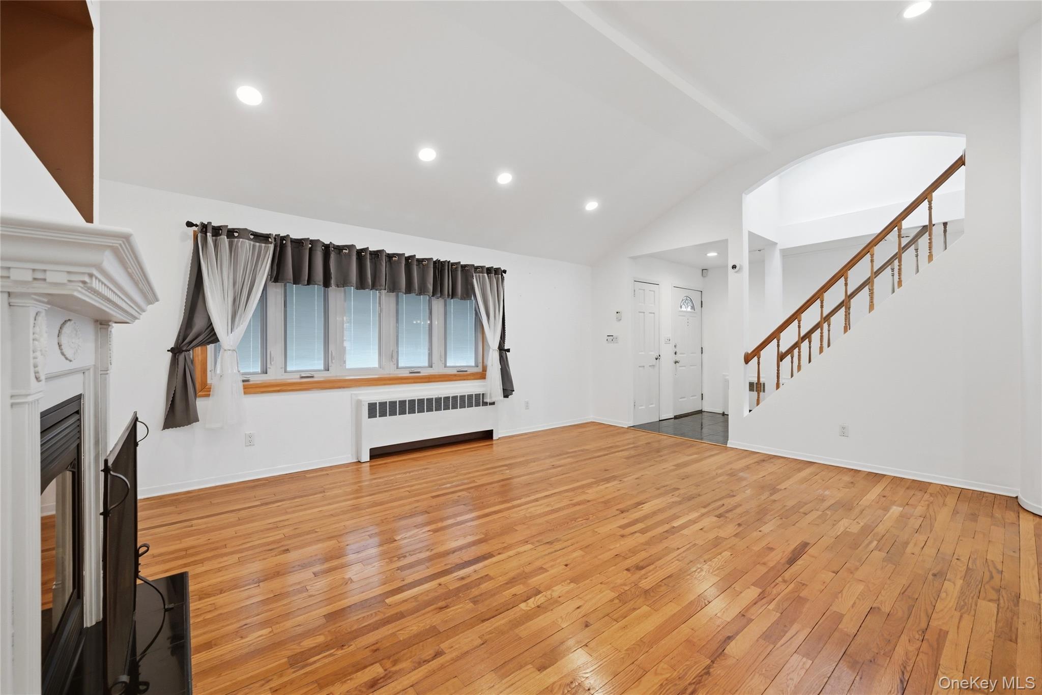 22 Randal Drive Bethpage, NY 11714 - Photo 5 of 27