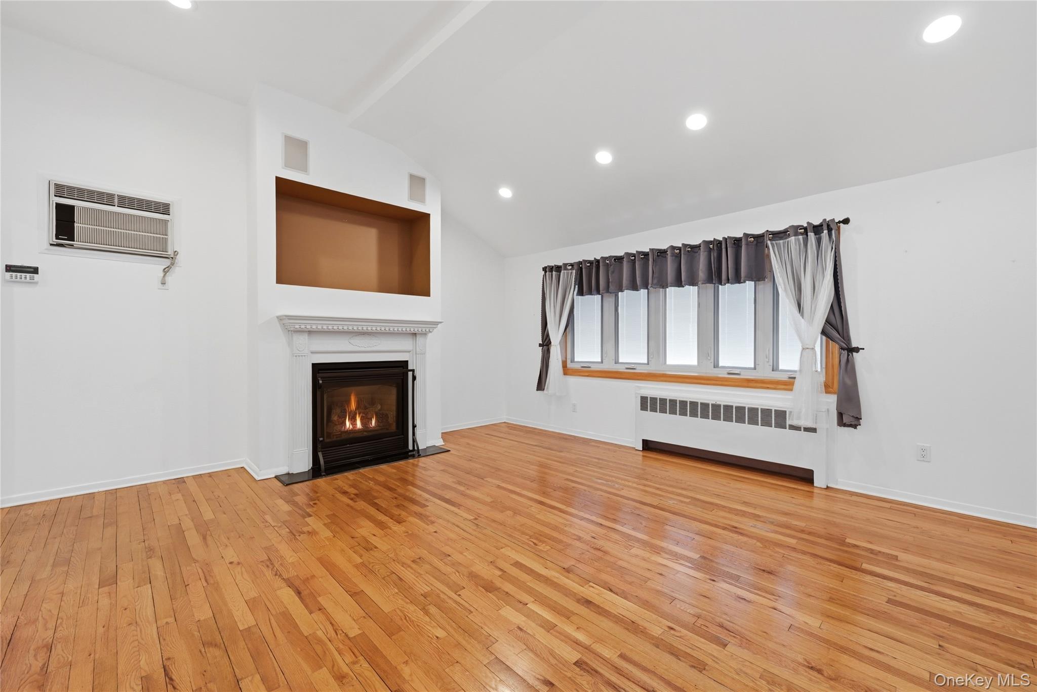 22 Randal Drive Bethpage, NY 11714 - Photo 6 of 27