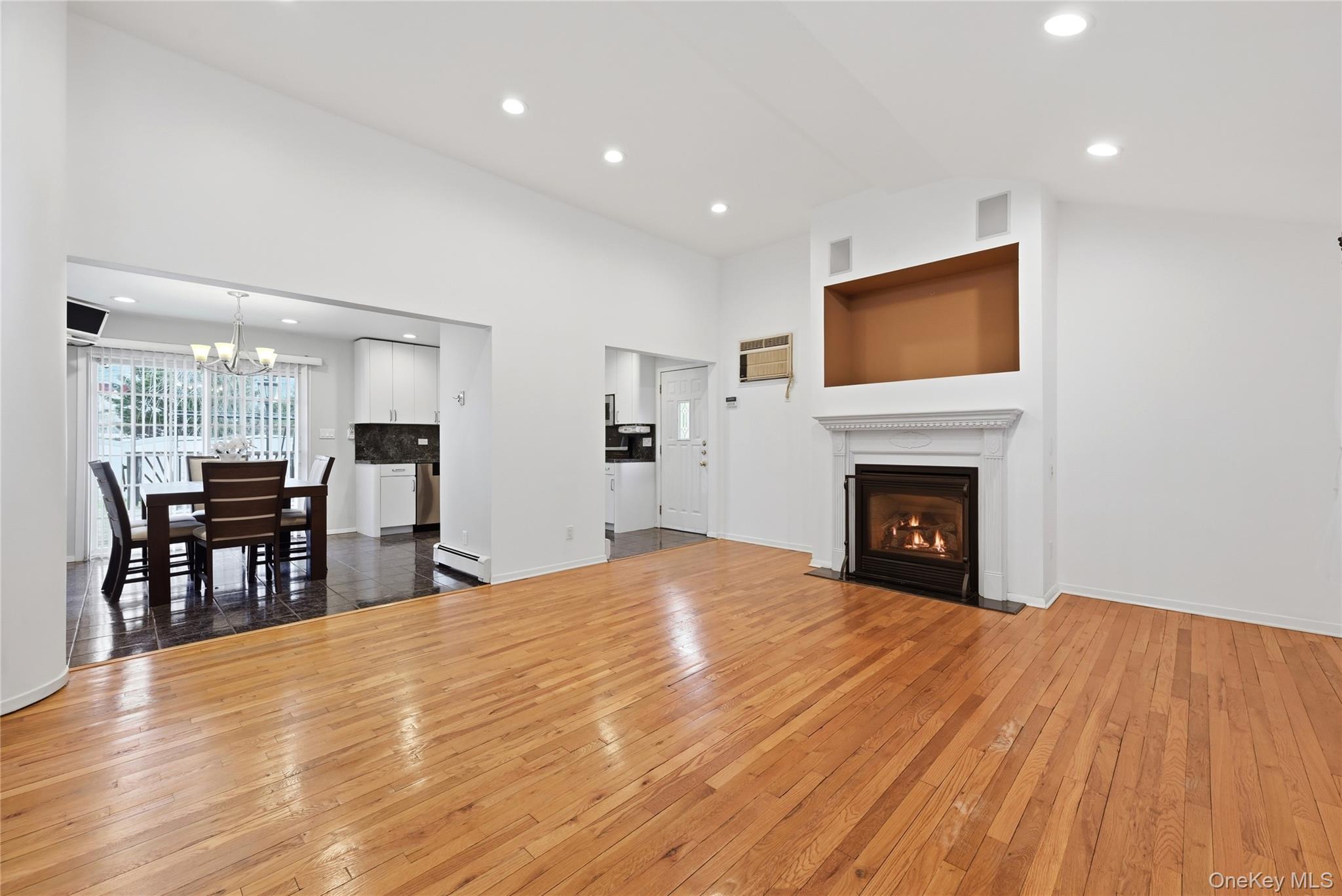 22 Randal Drive Bethpage, NY 11714 - Photo 8 of 27