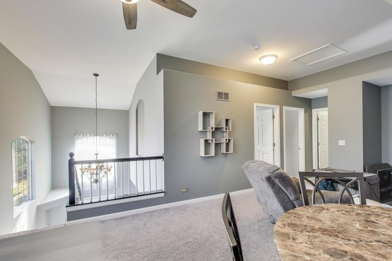 2487 Stonegate Road Algonquin, IL 60102 - Photo 20 of 39 a view of a livingroom with furniture