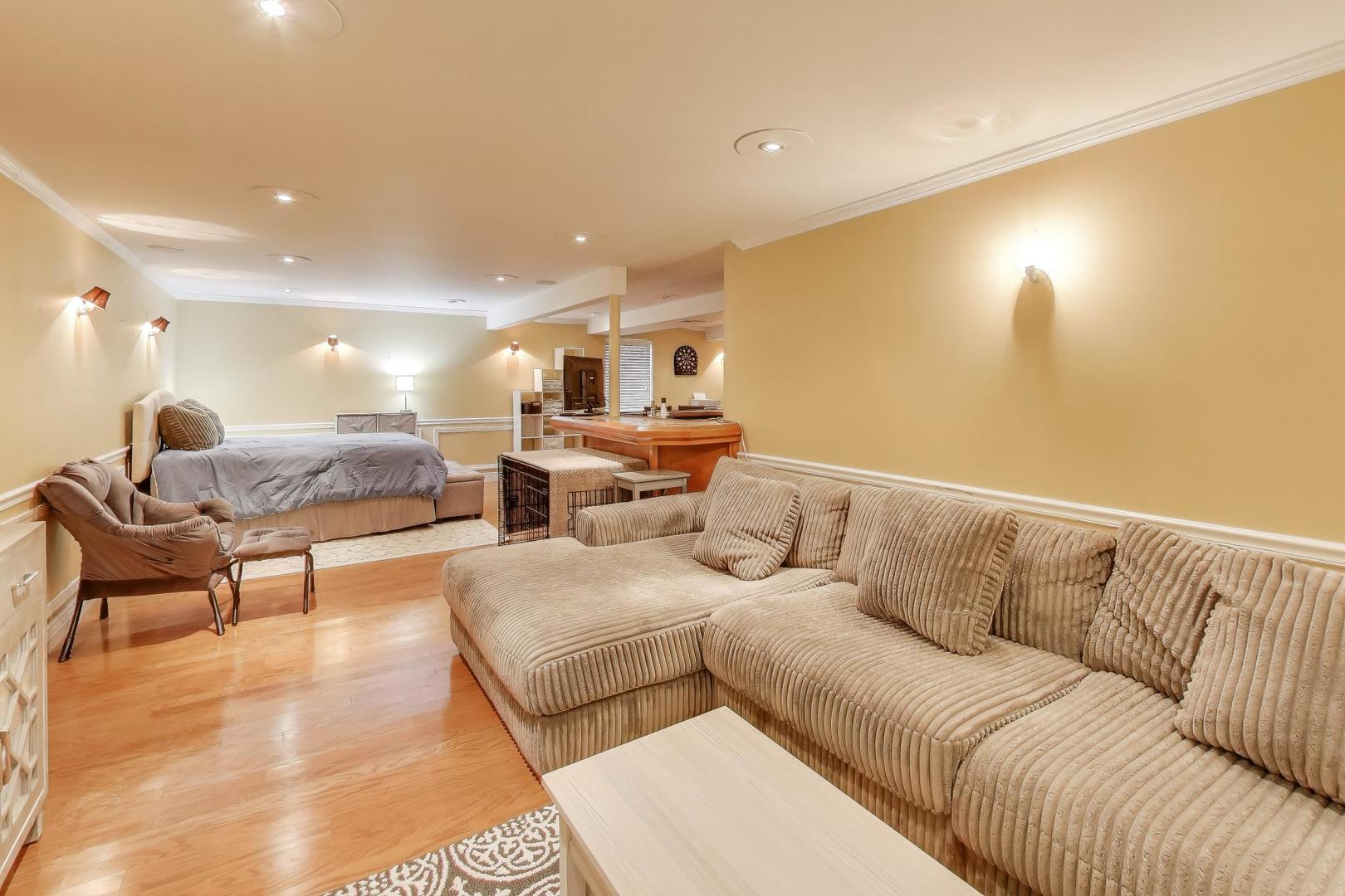 2487 Stonegate Road Algonquin, IL 60102 - Photo 29 of 39 a living room with furniture and kitchen view