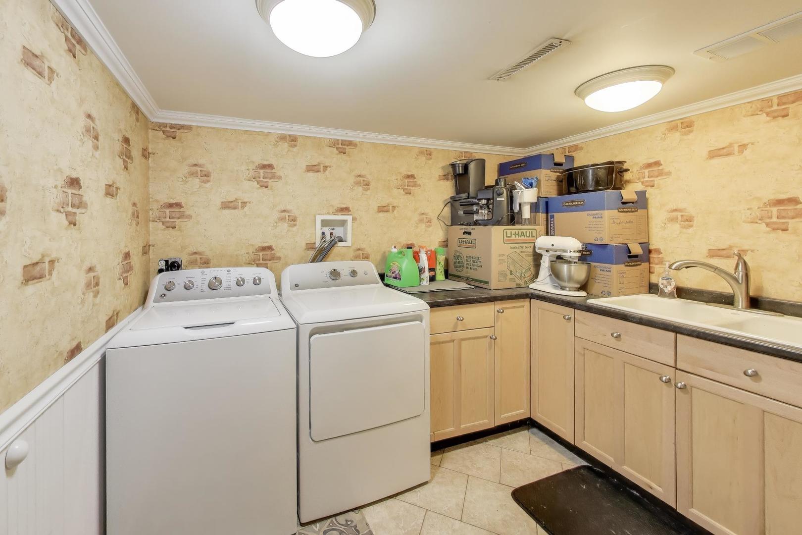 2487 Stonegate Road Algonquin, IL 60102 - Photo 31 of 39 a utility room with dryer and washer
