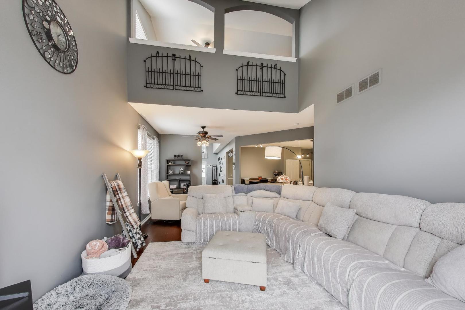 2487 Stonegate Road Algonquin, IL 60102 - Photo 8 of 39 a living room with furniture