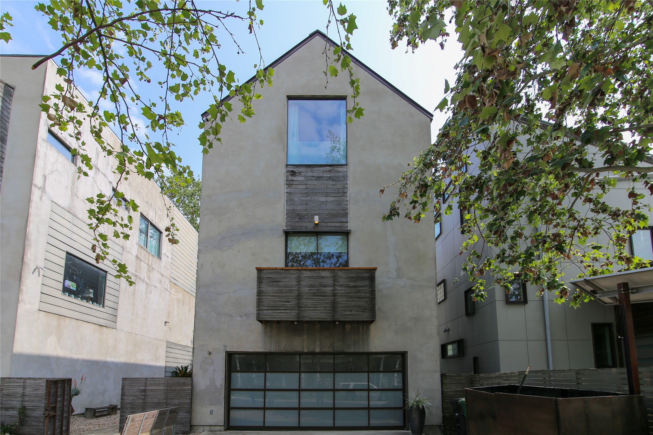 Amazing 3-story modern townhouse in The Heights!