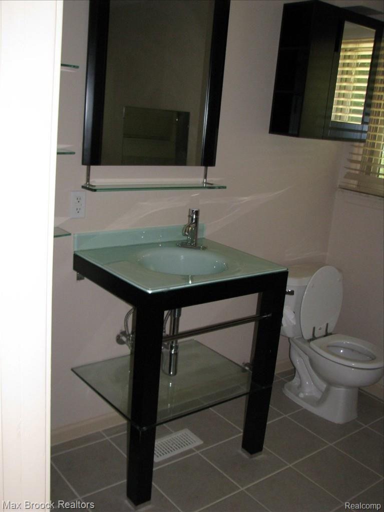 5665 John R Road Troy, MI 48085 - Photo 6 of 25 Bathroom