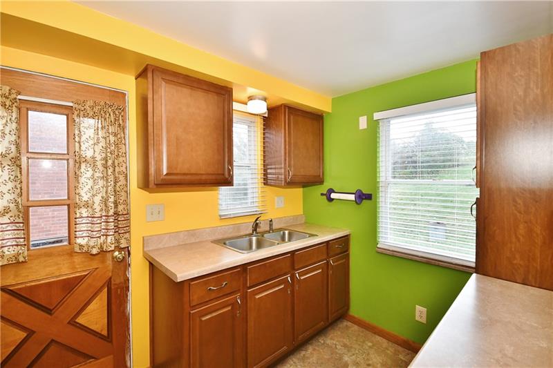 17 Robinhood Road Pittsburgh, PA 15220 - Photo 14 of 20 Cute kitchen w/fun colors~ Door to the side deck. Light and bright