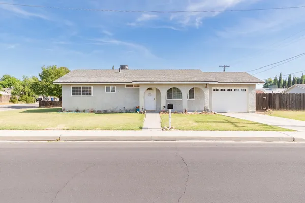 $325,000 | 876 Daphne Lane, Lemoore, CA 93245