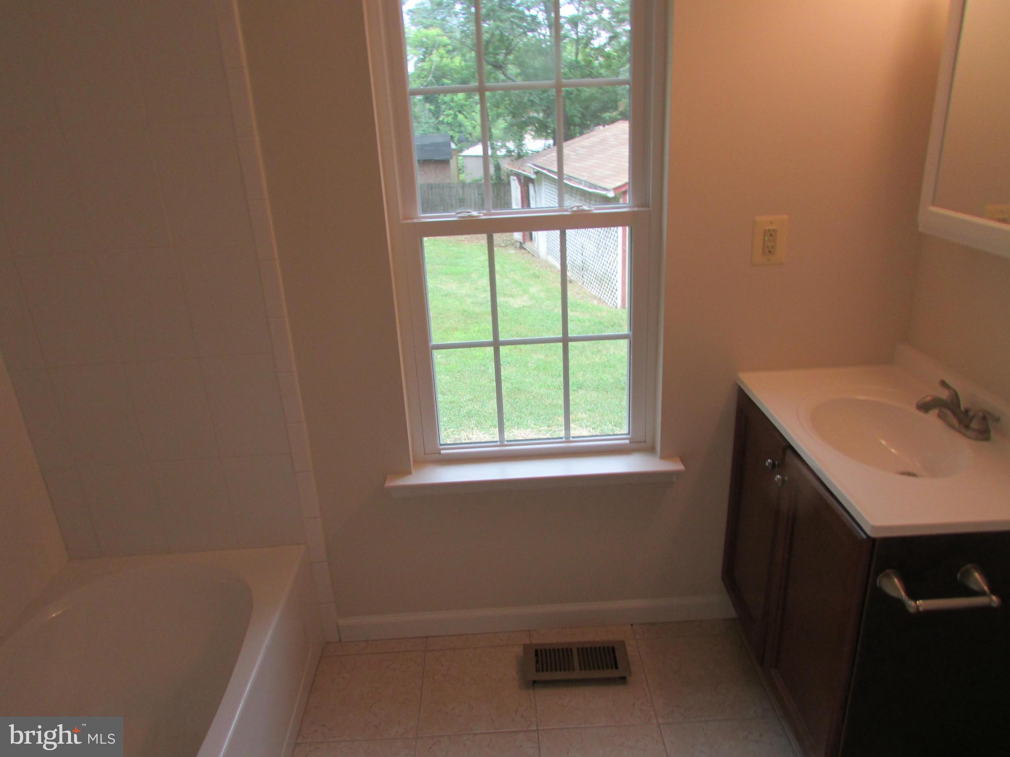 196 Telegraph Road Stafford, VA 22554 - Photo 10 of 17 Bath