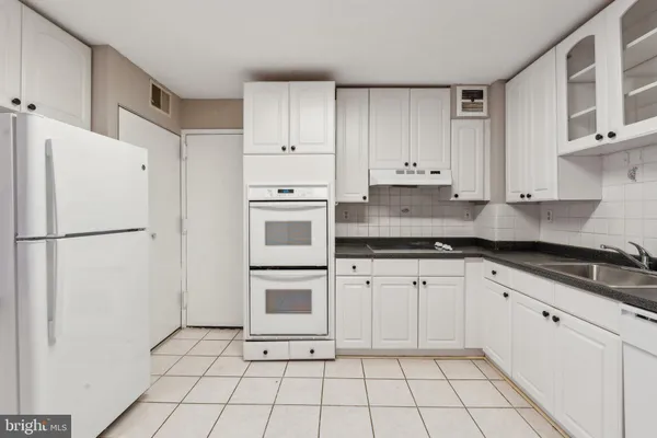 $3,850 | 8340 Greensboro Drive, Unit 401, McLean, VA 22102