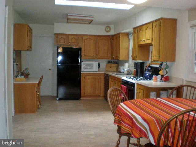15412 Tindlay Street Silver Spring, MD 20905 - Photo 11 of 23 Kitchen