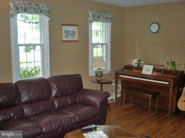 15412 Tindlay Street Silver Spring, MD 20905 - Photo 7 of 23 Living Room