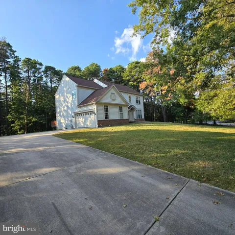 a view of house with a big yard