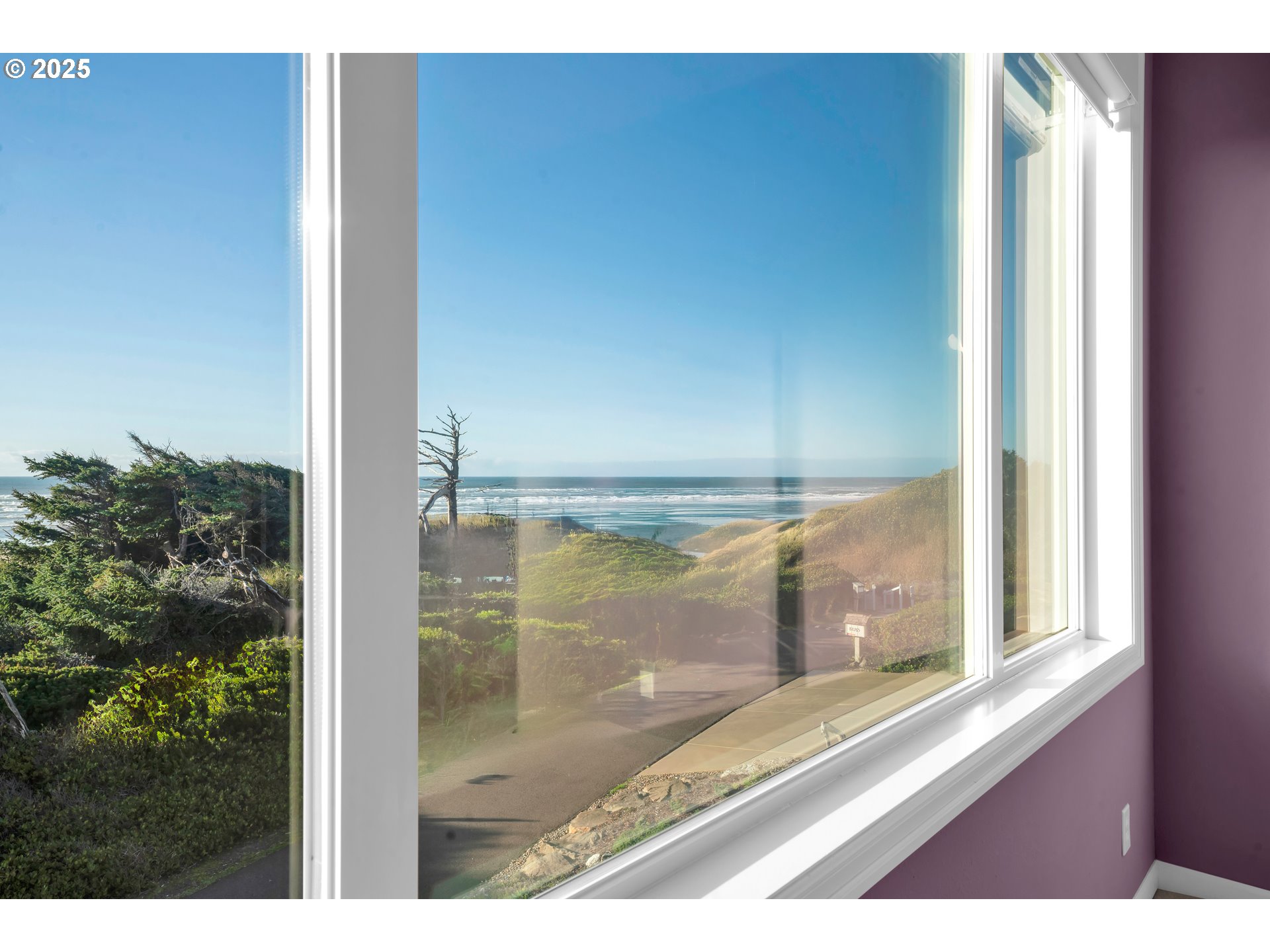 88765 Shoreline Loop Florence, OR 97439 - Photo 22 of 48 a bathroom with a glass shower door