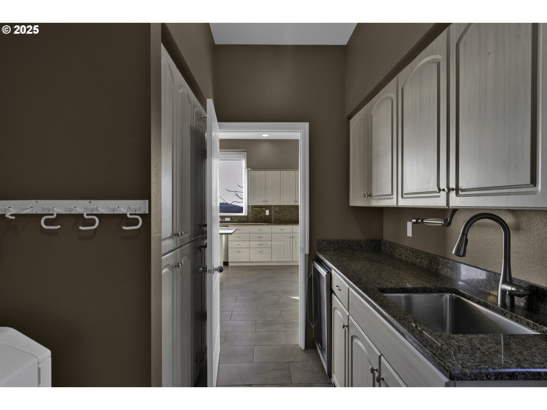 88765 Shoreline Loop Florence, OR 97439 - Photo 25 of 48 a kitchen with granite countertop a sink stainless steel appliances and cabinets