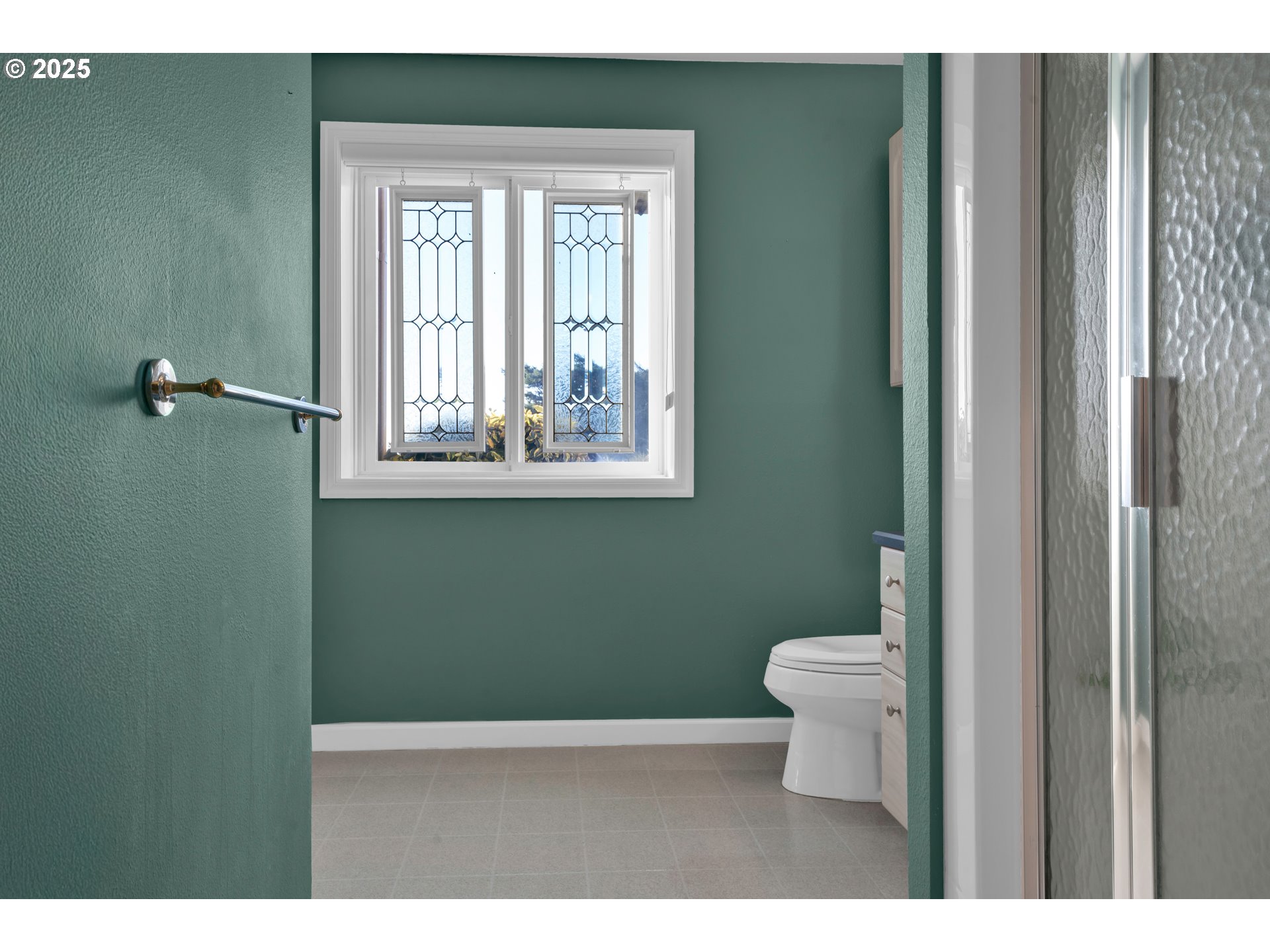 88765 Shoreline Loop Florence, OR 97439 - Photo 36 of 48 a bathroom with a toilet