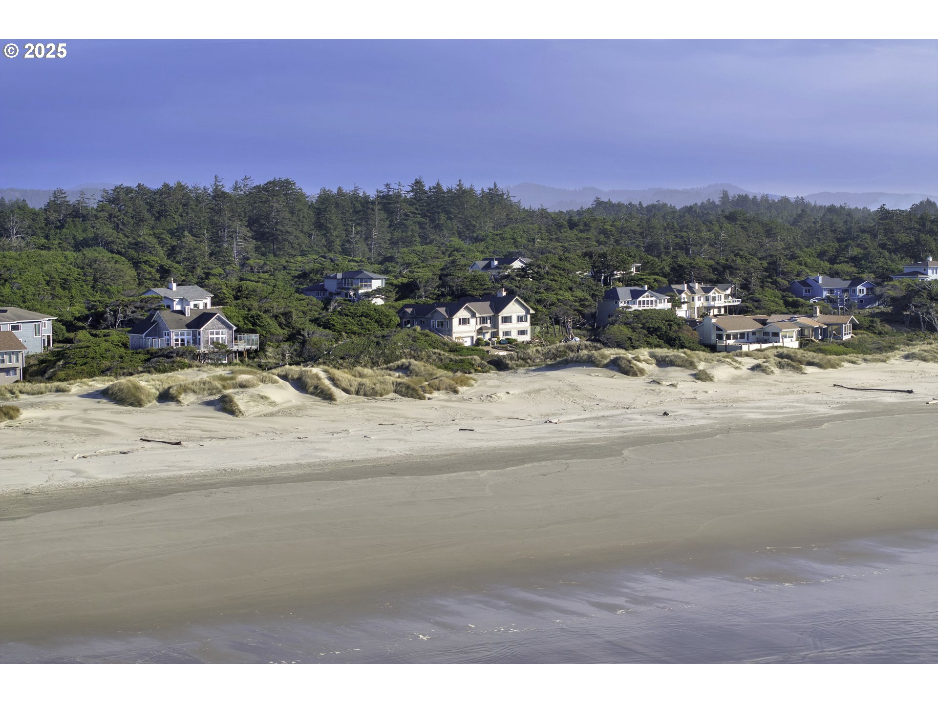 88765 Shoreline Loop Florence, OR 97439 - Photo 48 of 48 a view of a town with mountains in the background