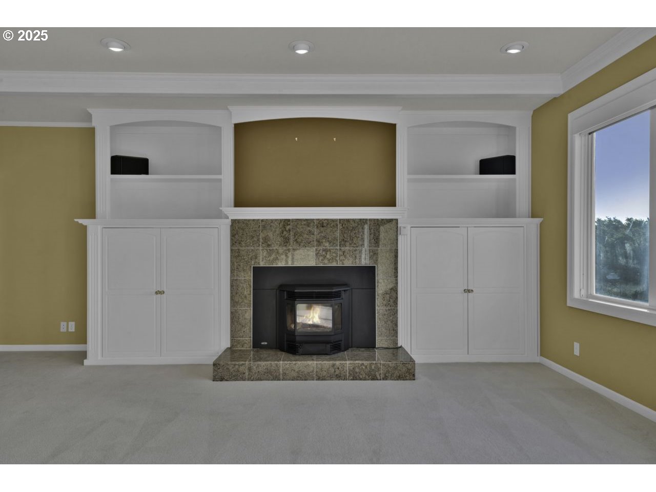 88765 Shoreline Loop Florence, OR 97439 - Photo 9 of 48 a living room with a fireplace and a table