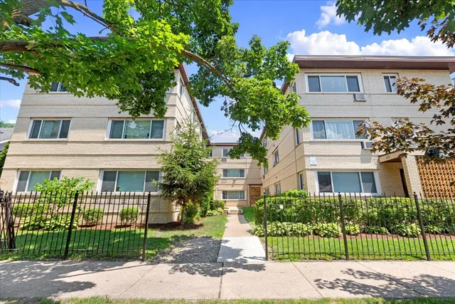 $1,350 | 6721 North Hermitage Avenue, Unit 2C, Chicago, IL 60626