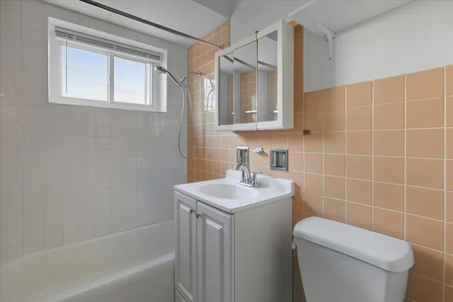 $1,350 | 6721 North Hermitage Avenue, Unit 2C, Chicago, IL 60626