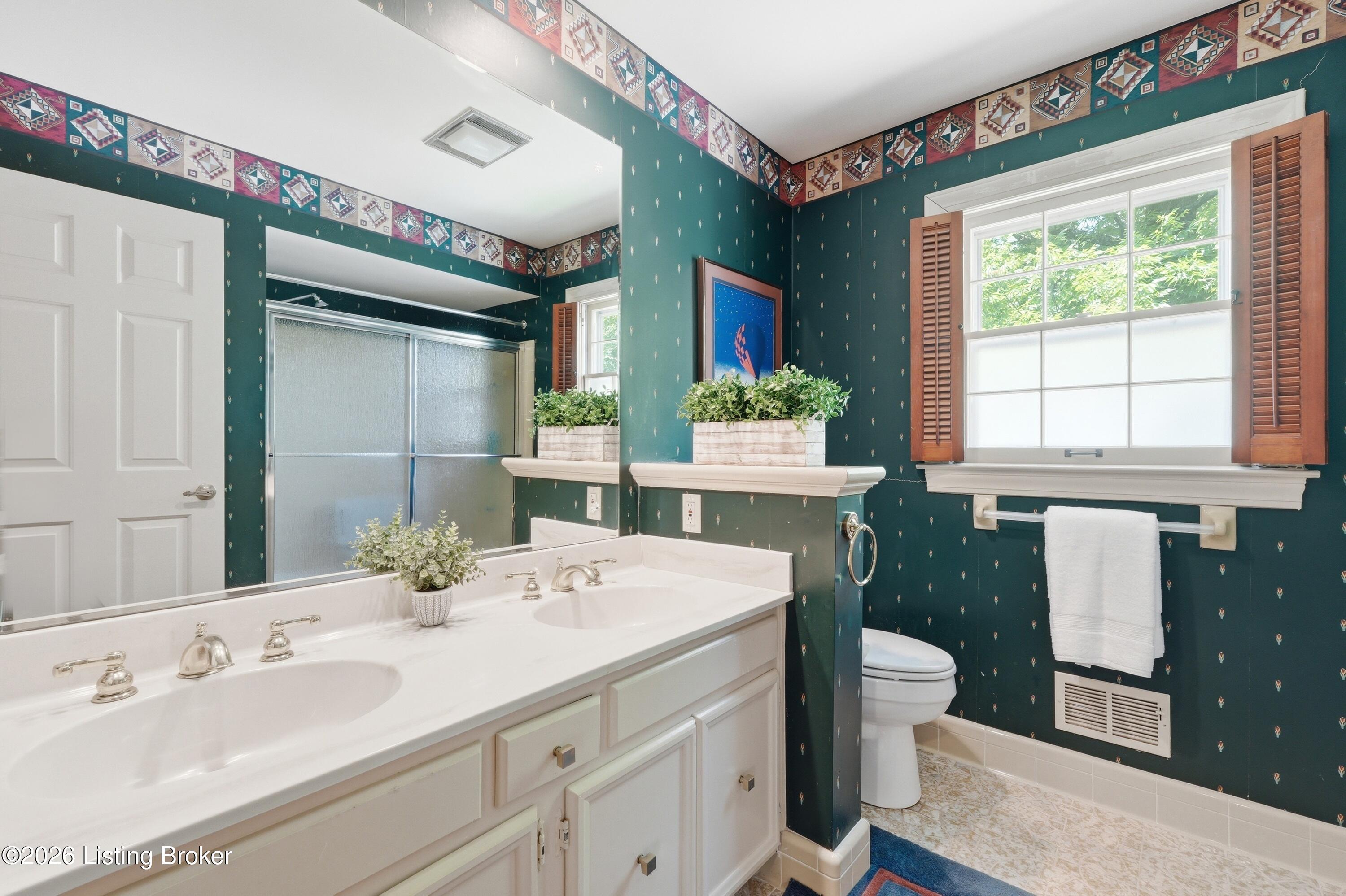 5511 Apache Road Louisville, KY 40207 - Photo 29 of 50 Second Floor Full Bathroom