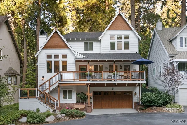 a view of a yard in front of house