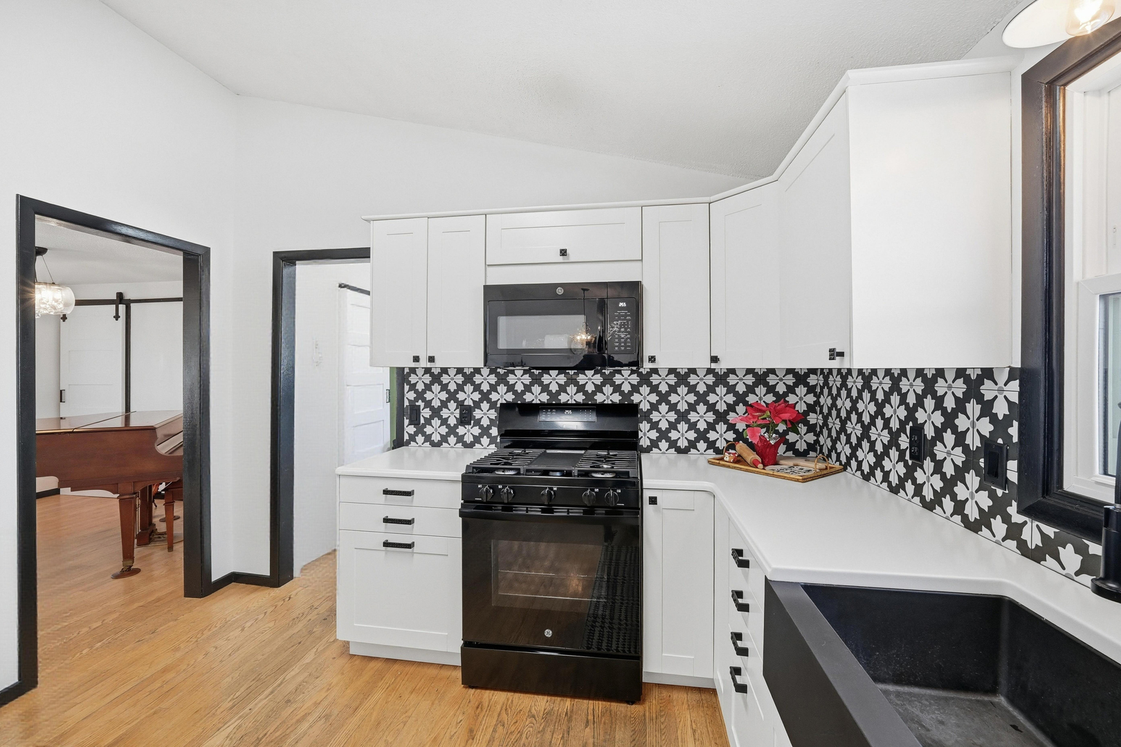 9807 North Leaf River Road Leaf River, IL 61047 - Photo 9 of 38