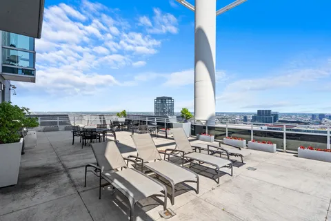 $385,000 | 737 West Washington Boulevard, Unit 3406, Chicago, IL 60661