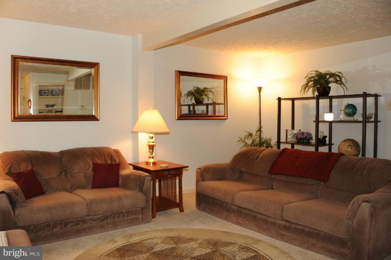 7554 Aspenpark Road Lorton, VA 22079 - Photo 11 of 30 Living Room