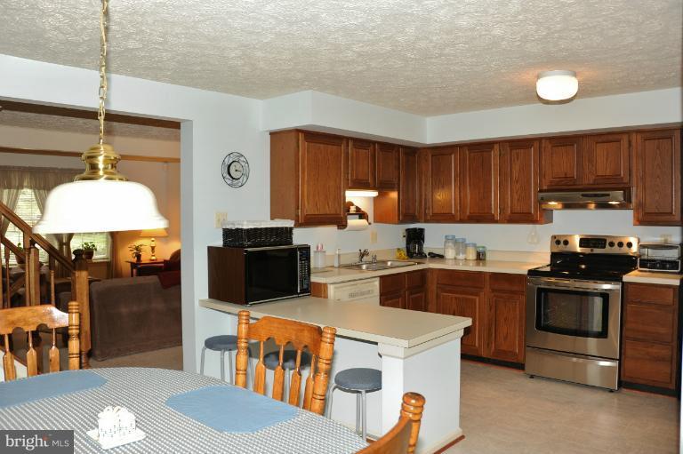7554 Aspenpark Road Lorton, VA 22079 - Photo 20 of 30 Dining - Living Room - Kitchen