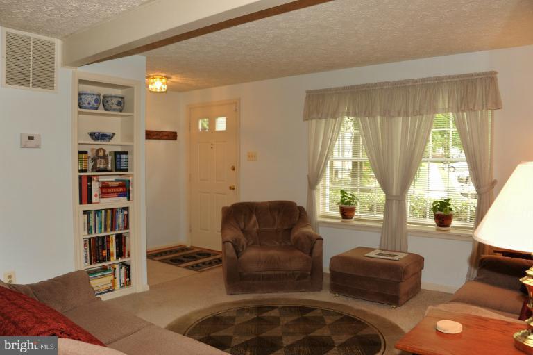 7554 Aspenpark Road Lorton, VA 22079 - Photo 3 of 30 Living Room