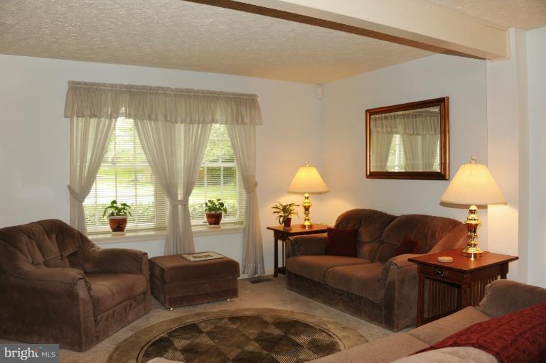 7554 Aspenpark Road Lorton, VA 22079 - Photo 22 of 30 Living Room