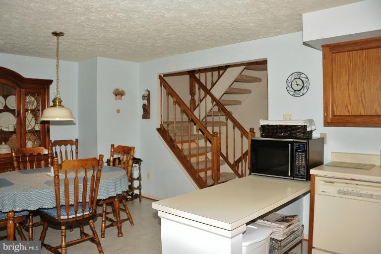 7554 Aspenpark Road Lorton, VA 22079 - Photo 10 of 30 Kitchen - Dining Room