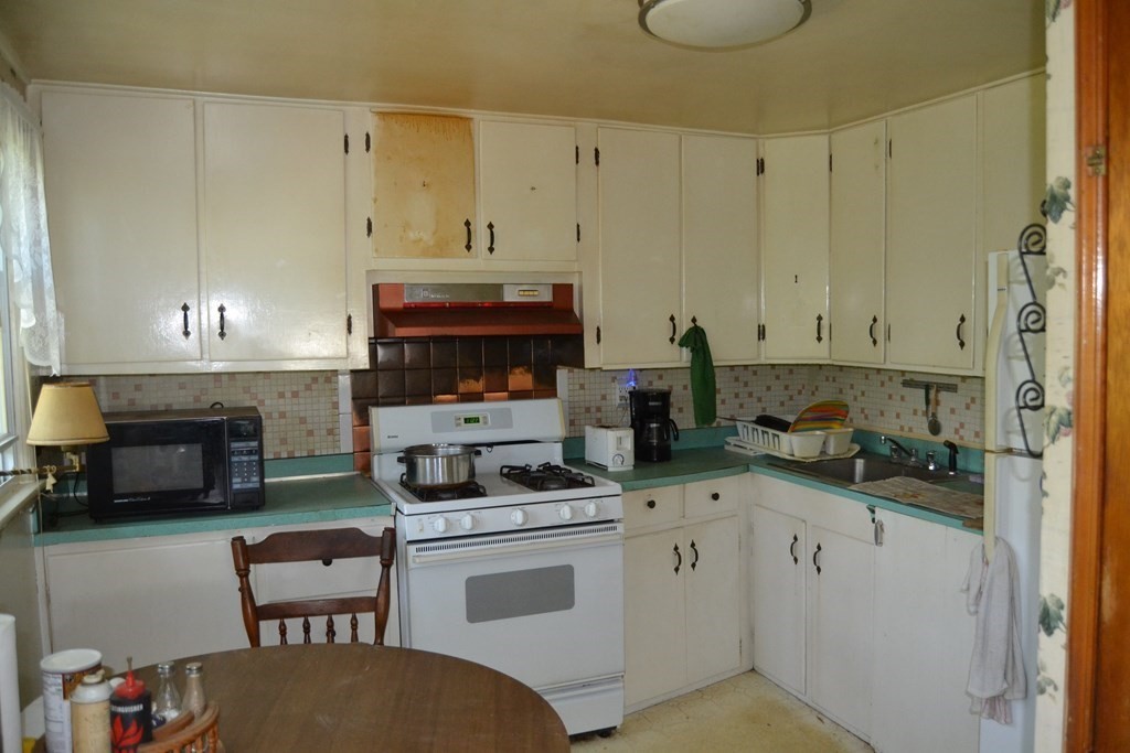 319 Burnham Road Lowell, MA 01852 - Photo 5 of 10 Gallery Image 5