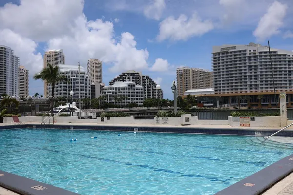 $3,800 | 905 Brickell Bay Drive, Unit 1824, Miami, FL 33131